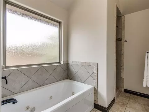 Bath - 2001 Cade Ct, Norman, OK 73071 photo 6 of 9