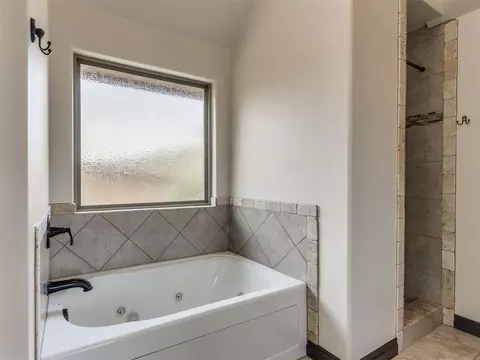 Bath - 2001 Cade Ct, Norman, OK 73071 photo 5 of 9