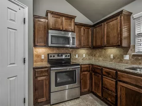 Kitchen - 604 SW 44th St, Moore, OK 73160 photo 2 of 3