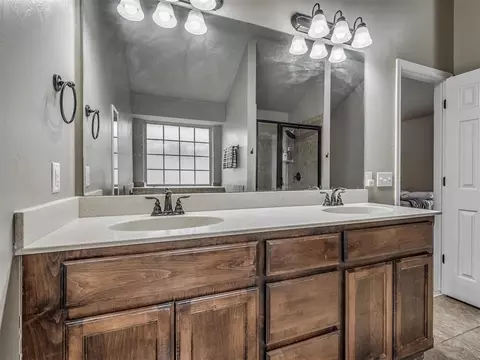Bath - 604 SW 44th St, Moore, OK 73160 photo 2 of 4