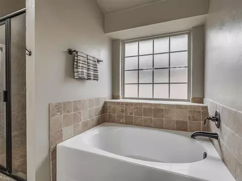 Bath - 604 SW 44th St, Moore, OK 73160 photo 3 of 4