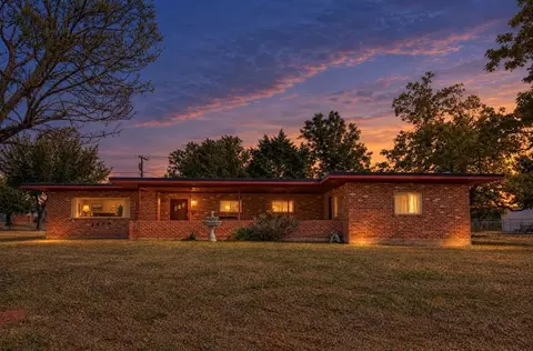 1628 W Carolina Ave, Chickasha, OK 73018