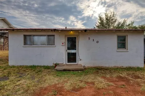 710 N 6th St, Sayre, OK 73662
