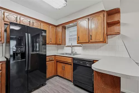 Kitchen - 1701 Camelot Dr, Norman, OK 73069 photo 2 of 4