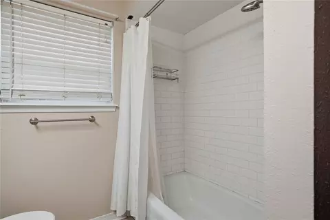 Bath - 1701 Camelot Dr, Norman, OK 73069 photo 2 of 4