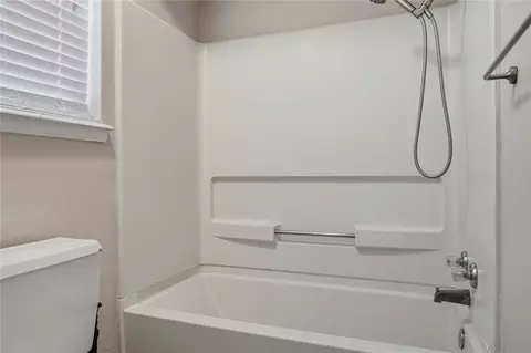 Bath - 1701 Camelot Dr, Norman, OK 73069 photo 4 of 4
