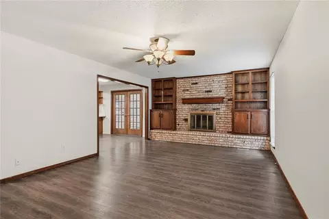 Living - 1701 Camelot Dr, Norman, OK 73069 photo 2 of 9