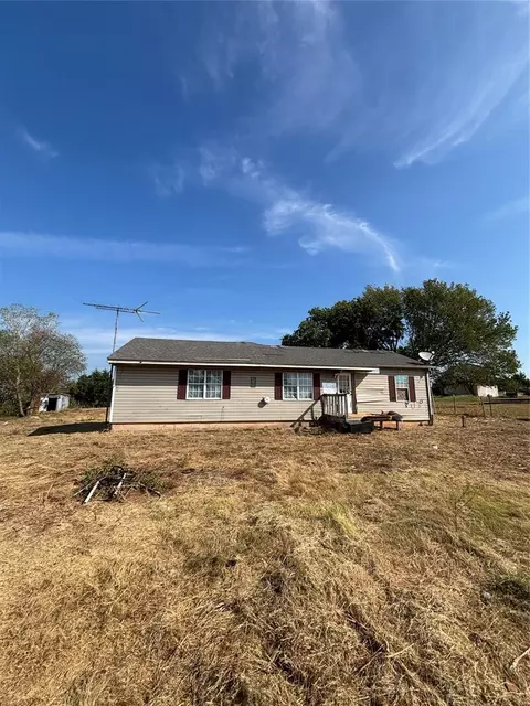 104 Valley View Dr, Shawnee, OK 74804