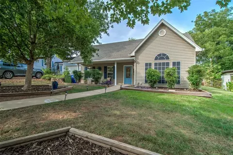 Exterior - 616 E Washington Ave, Guthrie, OK 73044 photo 2 of 8