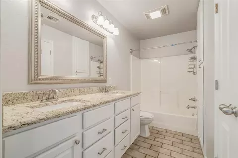 Bath - 616 E Washington Ave, Guthrie, OK 73044 photo 3 of 3