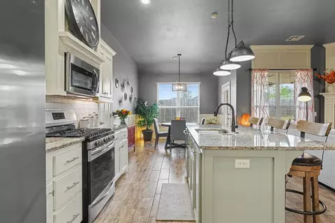 Kitchen - 1334 Ladera Cir, Moore, OK 73160 photo 5 of 5