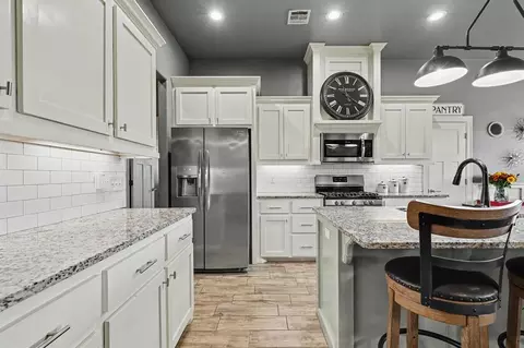 Kitchen - 1334 Ladera Cir, Moore, OK 73160 photo 2 of 5