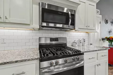 Kitchen - 1334 Ladera Cir, Moore, OK 73160 photo 4 of 5