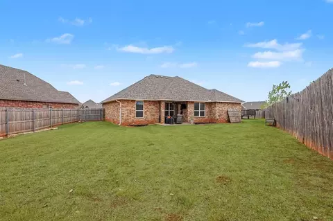 Exterior - 1334 Ladera Cir, Moore, OK 73160 photo 4 of 6