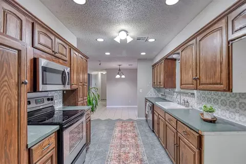 208 NE 18th St, Moore, OK 73160