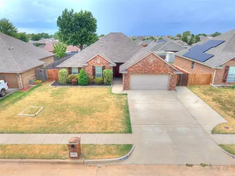 805 S Bouziden Dr, Moore, OK 73160