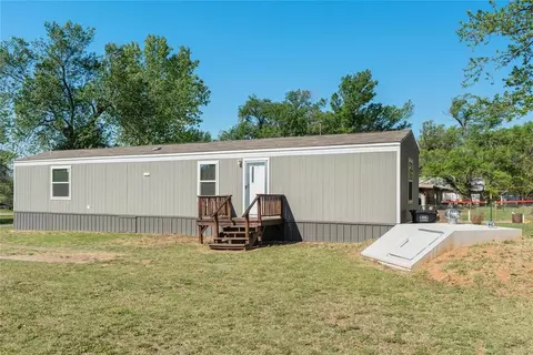 716 W 2nd St, Watonga, OK 73772