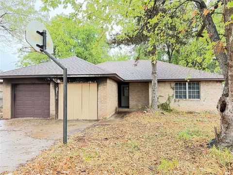 619 W Hillcrest Dr, Mustang, OK 73064