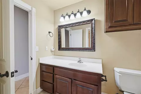 Bath - 805 Candace Ln, Altus, OK 73521 photo 2 of 3