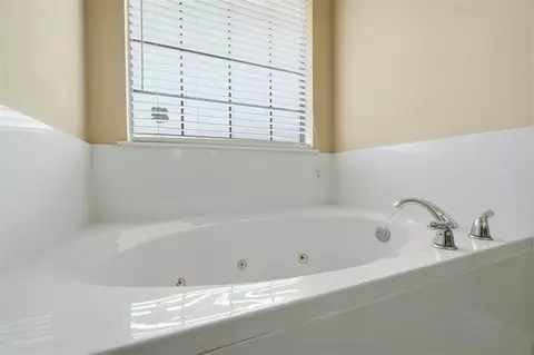 Bath - 805 Candace Ln, Altus, OK 73521 photo 1 of 3