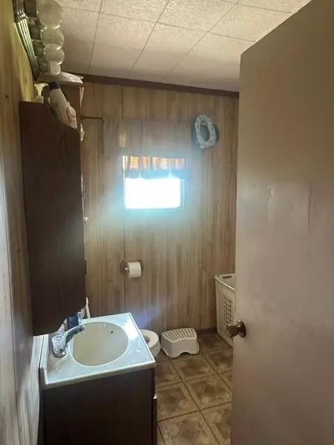 Bath - 18096 E 1170 Rd, Sayre, OK 73662 photo 2 of 2
