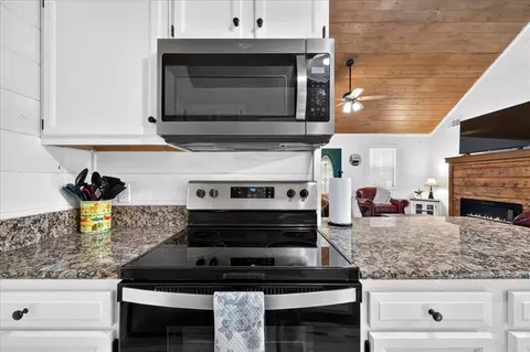 Kitchen - 178 Marlin Dr, Broken Bow, OK 74728 photo 3 of 7
