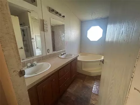 Bath - 202 S Cedar Ave, Erick, OK 73645 photo 1 of 3