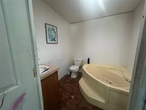 Bath - 202 S Cedar Ave, Erick, OK 73645 photo 3 of 3