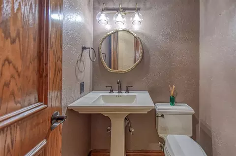 Bath - 4412 Brookfield Dr, Norman, OK 73072 photo 3 of 8