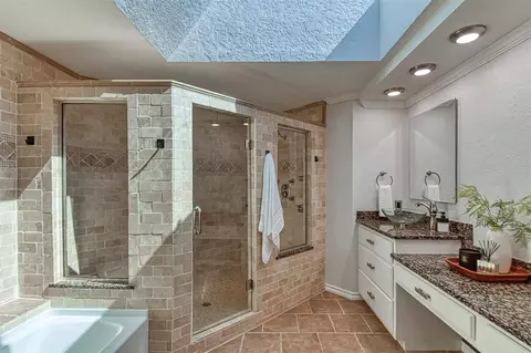 Bath - 4412 Brookfield Dr, Norman, OK 73072 photo 4 of 8