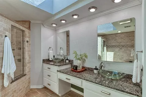Bath - 4412 Brookfield Dr, Norman, OK 73072 photo 5 of 8