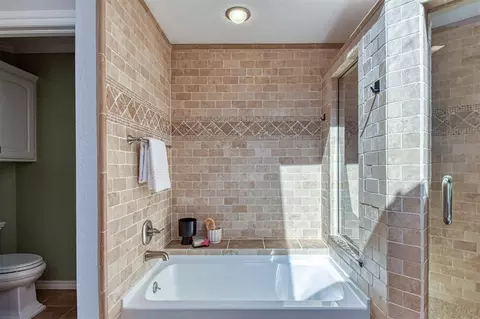 Bath - 4412 Brookfield Dr, Norman, OK 73072 photo 6 of 8