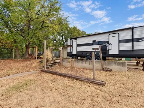 Exterior - 21605 Eighth St, Hinton, OK 73047 photo 8 of 10