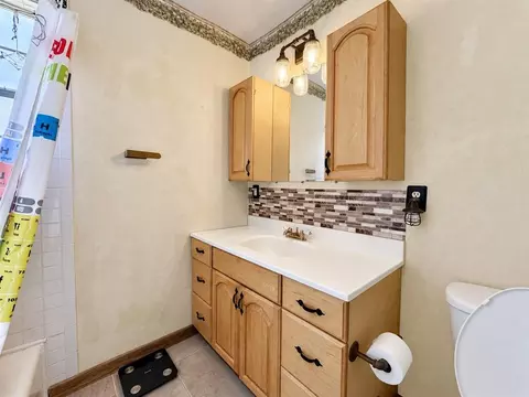 Bath - 21605 Eighth St, Hinton, OK 73047 photo 1 of 2