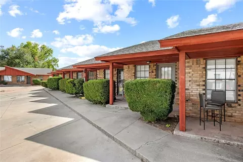 Exterior - 404 S 23rd St, Clinton, OK 73601 photo 3 of 6