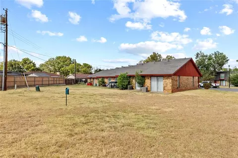 Exterior - 404 S 23rd St, Clinton, OK 73601 photo 5 of 6