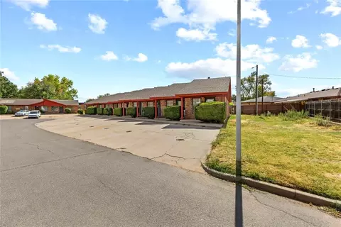 Exterior - 404 S 23rd St, Clinton, OK 73601 photo 2 of 6