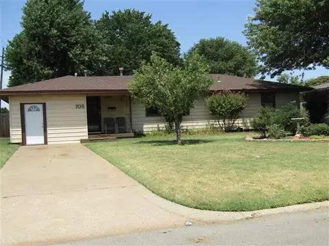 705 E Tom Stafford St, Weatherford, OK 73096