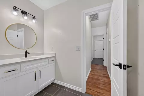 Entry Way - 609 E Grant Ave, Guthrie, OK 73044 photo 2 of 2