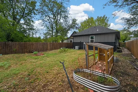 Exterior - 609 E Grant Ave, Guthrie, OK 73044 photo 3 of 4