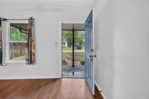 Entry Way - 609 E Grant Ave, Guthrie, OK 73044 photo 1 of 2