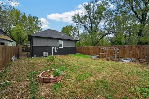 Exterior - 609 E Grant Ave, Guthrie, OK 73044 photo 2 of 4