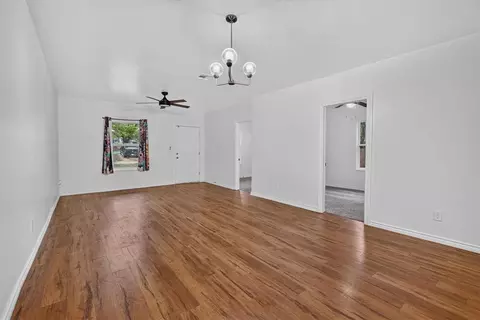 Living - 609 E Grant Ave, Guthrie, OK 73044 photo 2 of 3
