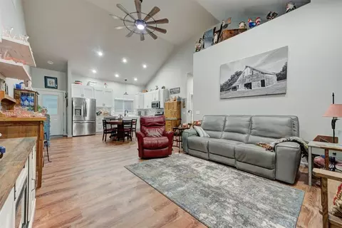 Entry Way - 319 E Cedar Dr, Tuttle, OK 73089 photo 6 of 8