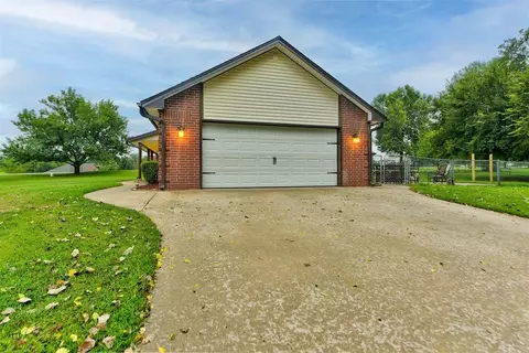 Exterior - 319 E Cedar Dr, Tuttle, OK 73089 photo 3 of 8
