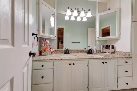 Bath - 319 E Cedar Dr, Tuttle, OK 73089 photo 4 of 7