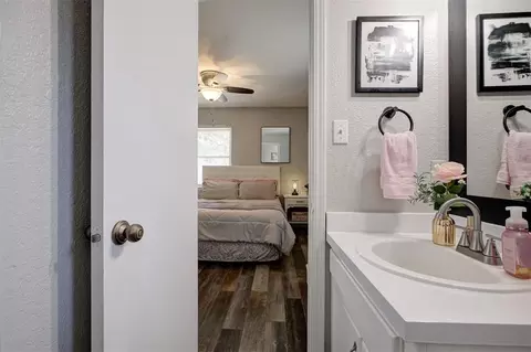 Bath - 3419 E Noble Dr, Edmond, OK 73034 photo 4 of 4