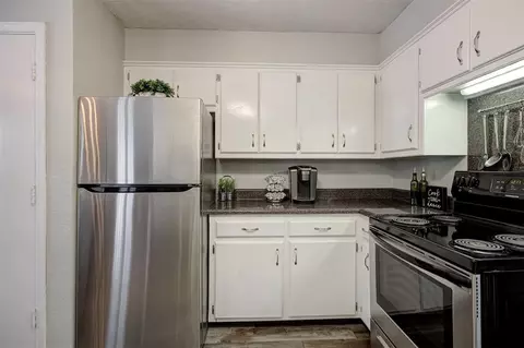 Kitchen - 3419 E Noble Dr, Edmond, OK 73034 photo 4 of 4