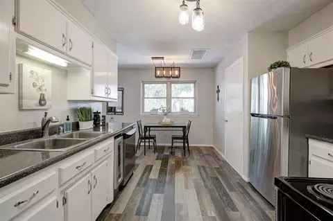 Kitchen - 3419 E Noble Dr, Edmond, OK 73034 photo 2 of 4