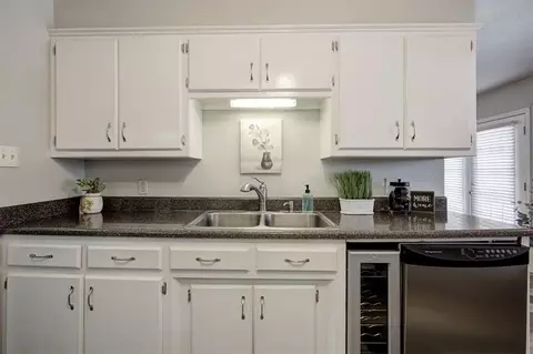 Kitchen - 3419 E Noble Dr, Edmond, OK 73034 photo 3 of 4
